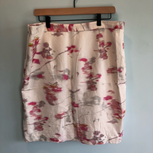 Banana Republic | Side Pleat Pencil Skirt - Picture 5 of 8